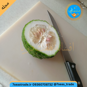 میوه بالنگ از وسط نصف شده و تمام محتویات داخل آن به صورت کامل مشخص است